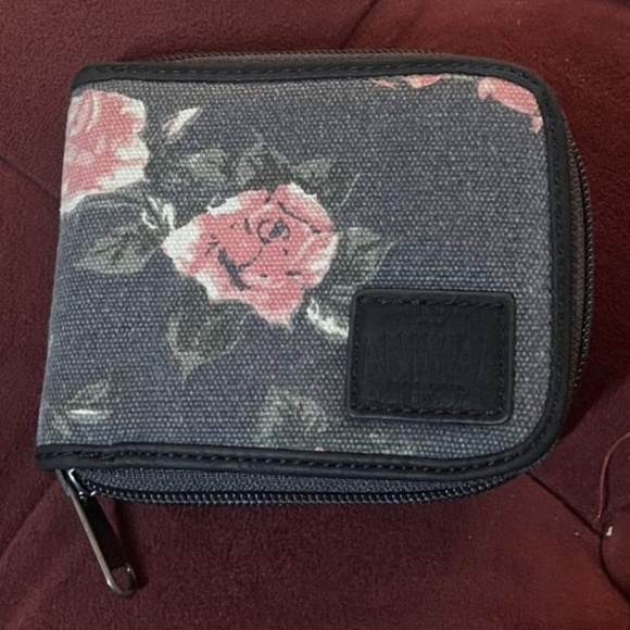 Brand New Animal Billfold Wallet with Roses - Picture 1 of 2